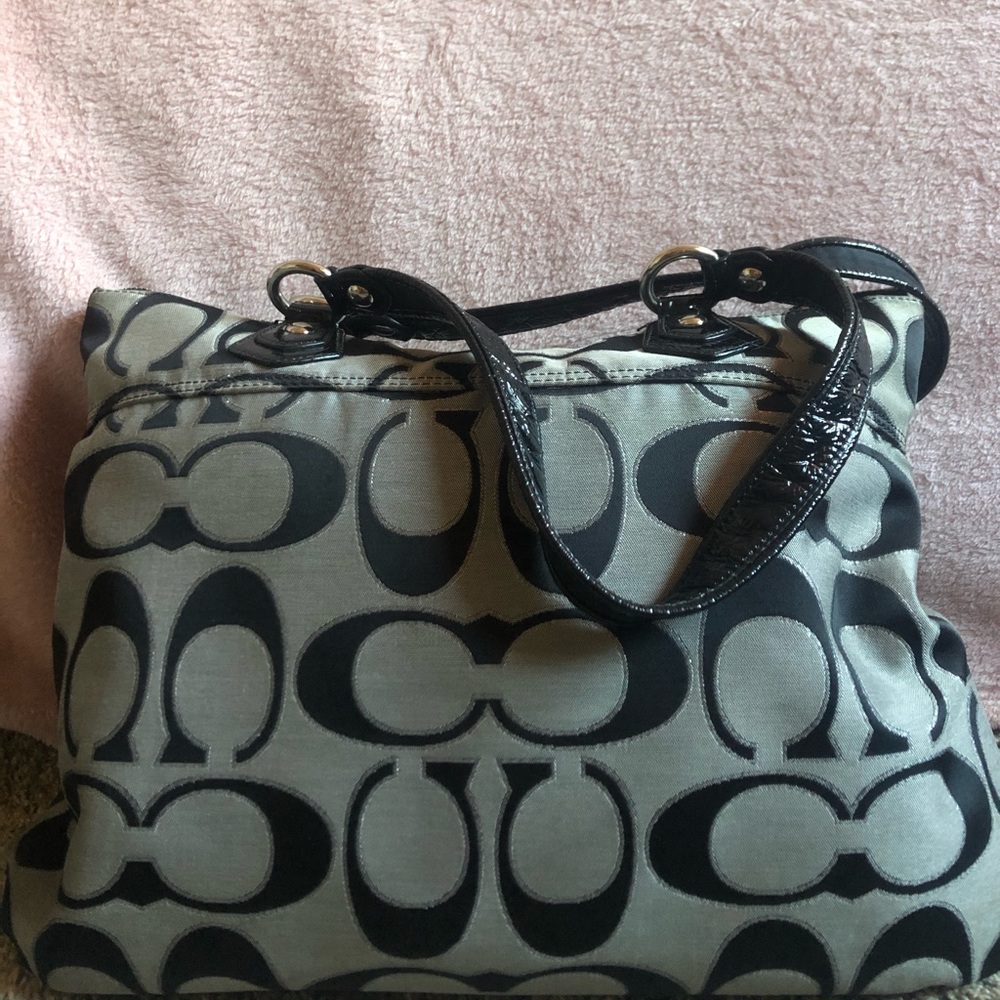 Grey Coach Purse. *INCLUDES WALLET